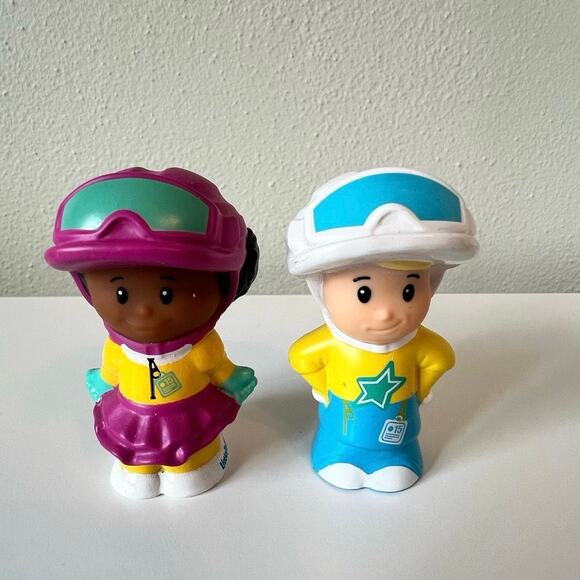 Fisher Price Little People Tessa and Eddie Skateboard Skier Figures Helmets 2019 - Picture 1 of 4